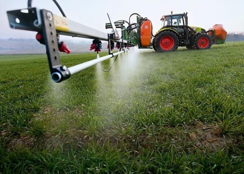 Traktorius su purkštukais. VAT nuotr. 