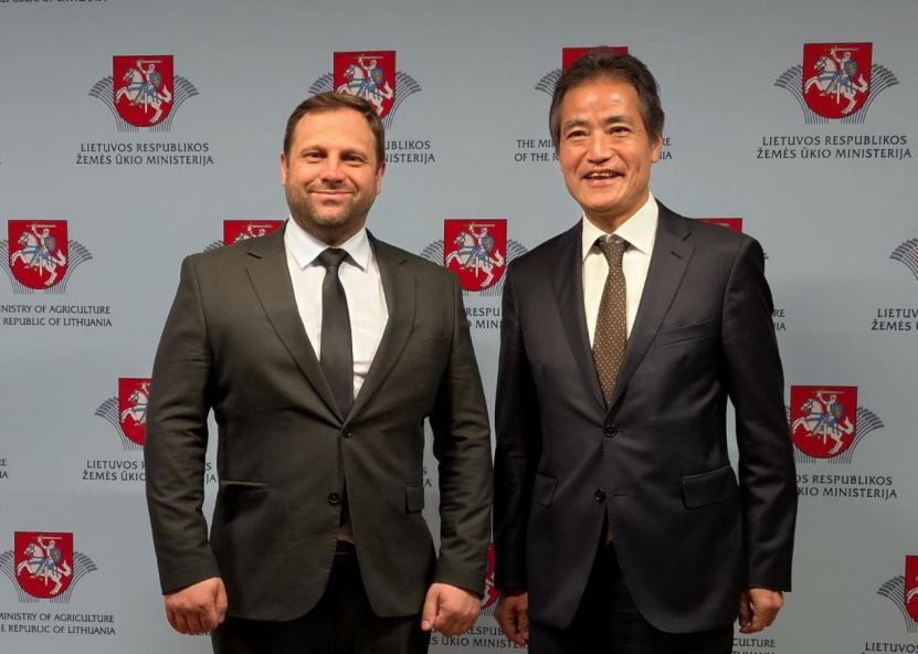 Žemės ūkio ministras Ignas Hofmanas ir Japonijos ambasadorius Lietuvoje Shinsuke Shimizu. 