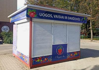 Ūkininkas Andrius Ragaišis šokiruotas: neseniai sulaukė rašto, kuriame reikalaujama kioskelį arba išsivežti, arba jo lauks teismas. Biržiečių žodis nuotr.