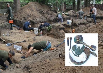 VšĮ „Kultūros vertybių globos tarnyba“ archeologams talkino paieškos grupės nariai iš visos Lietuvos. Vokiško Pickelhaube šalmo liekanos. Aidos Garastaitės nuotr.