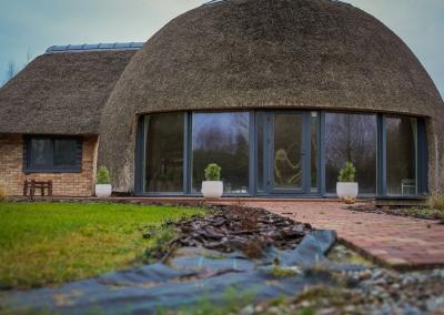 Pūkių kaime, tarp šimtamečių akmenų ratų, ypatingo kupolo ir ramybe dvelkiančios gamtos, savo gyvenimą bei kūrybą suvienijo Dainius Karinauskas ir jo draugė Rita. Jūsų Panevėžys nuotr.